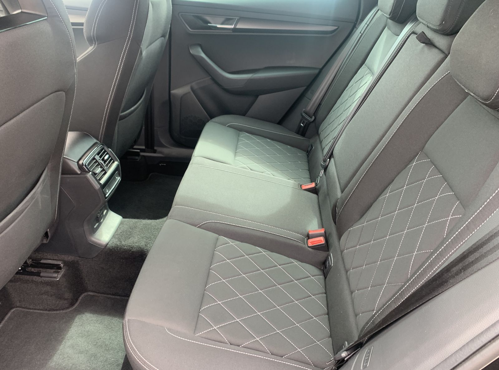 Fahrzeugabbildung SKODA Karoq 2.0 TDI*Sportline*4x4*AHK*Pano*Cam*CANTON*