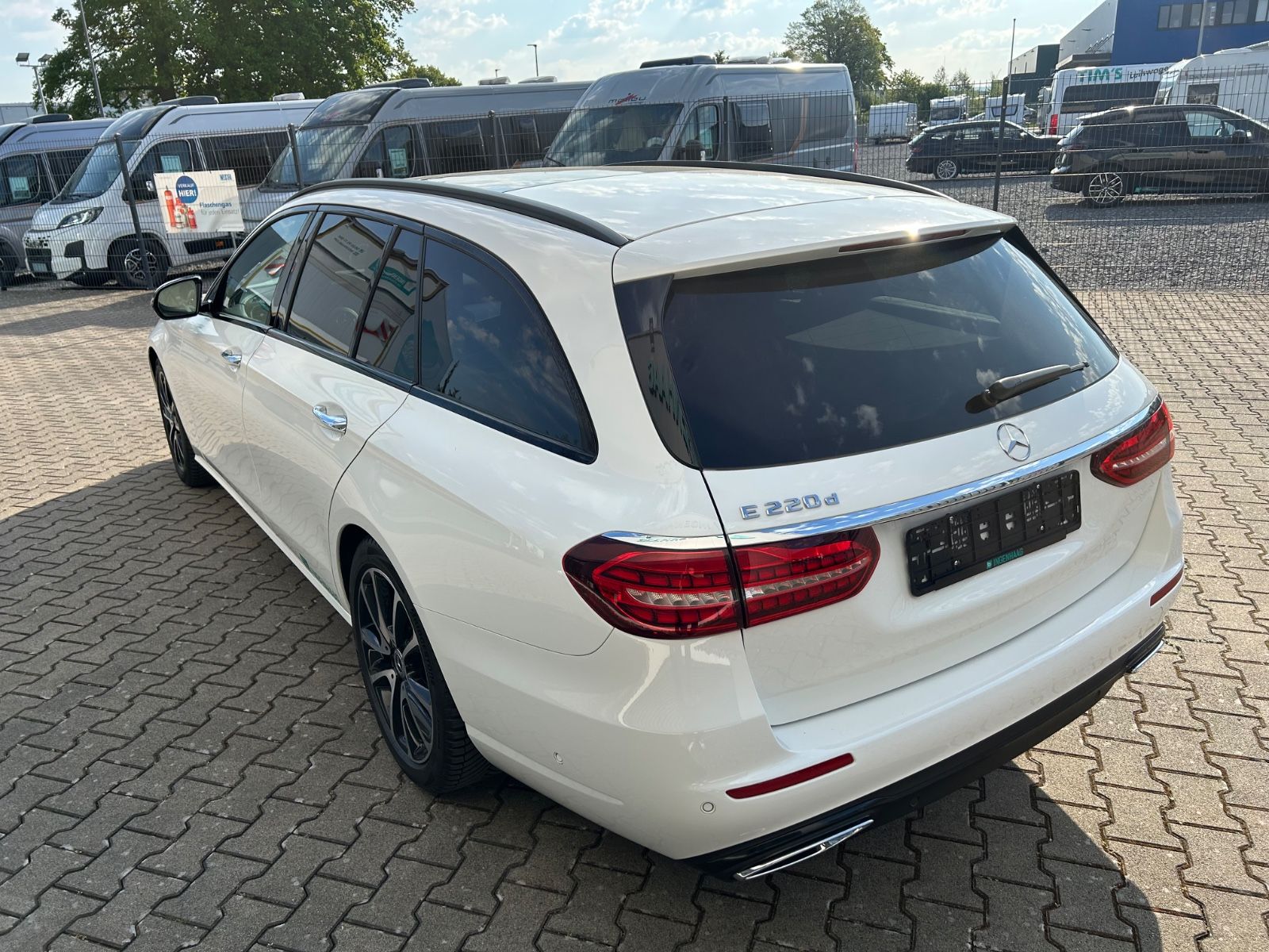 Fahrzeugabbildung Mercedes-Benz E 220  T d  Night Paket Pano Navi Kamera