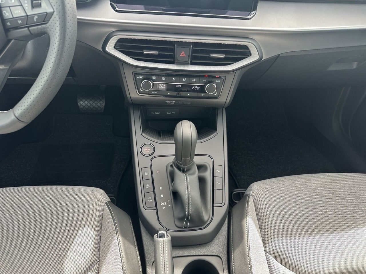 Fahrzeugabbildung SEAT Arona FR Black Edition 1.5 TSI 110 PS DSG - mit KI generiert/bearbeitet