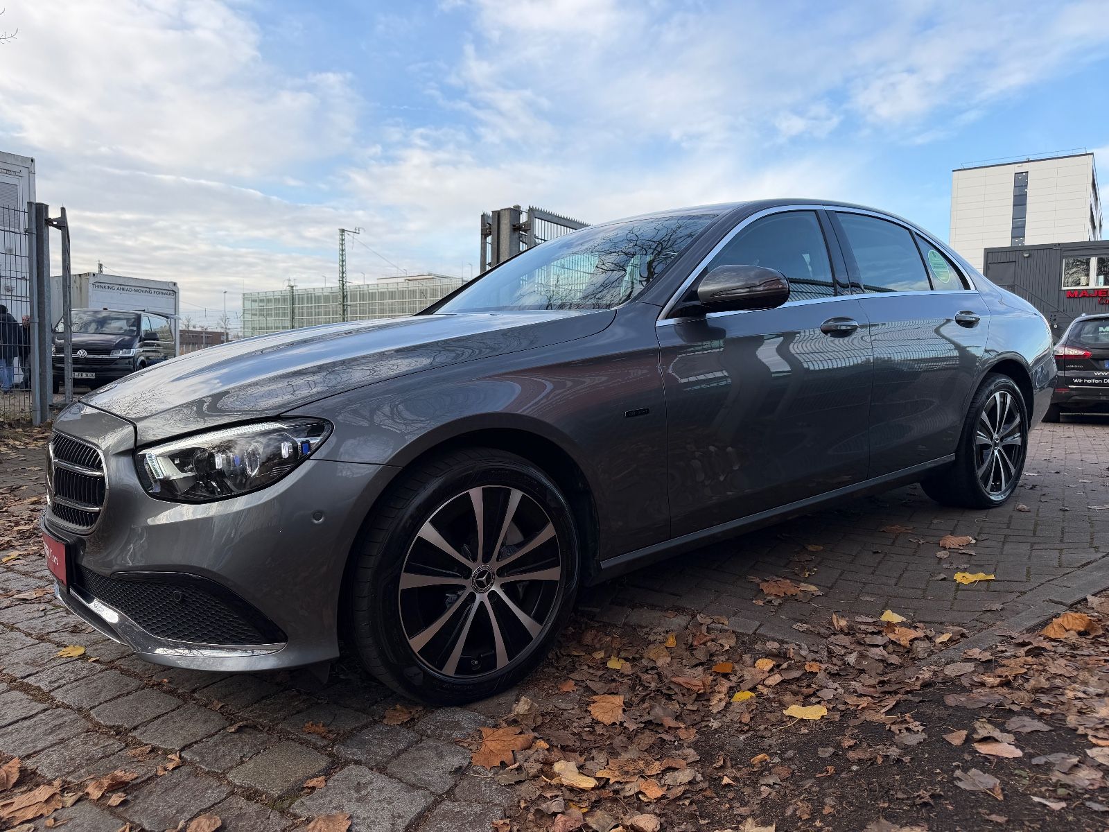 Fahrzeugabbildung Mercedes-Benz E 300e Avantgarde 4Matic*LED*KAMERA*TEILLEDER*