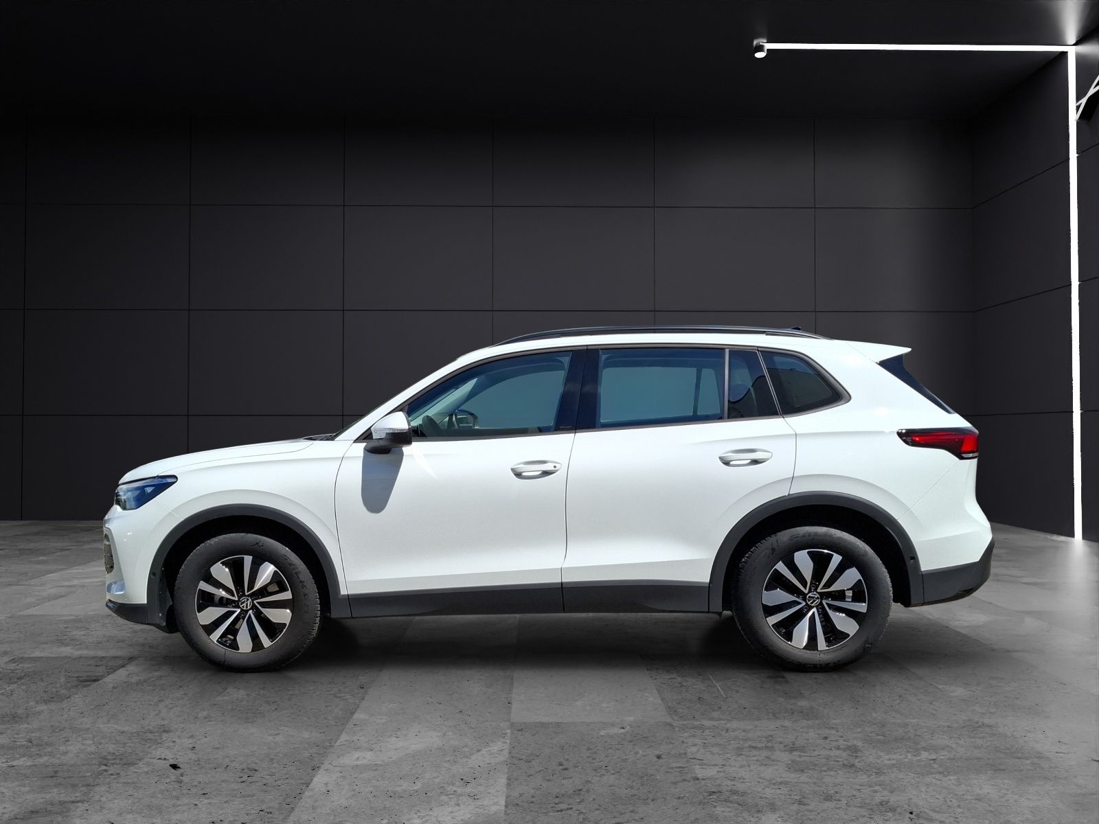 Fahrzeugabbildung Volkswagen Tiguan eTSI Life DSG LED AHK Navi AID ACC RFK SH