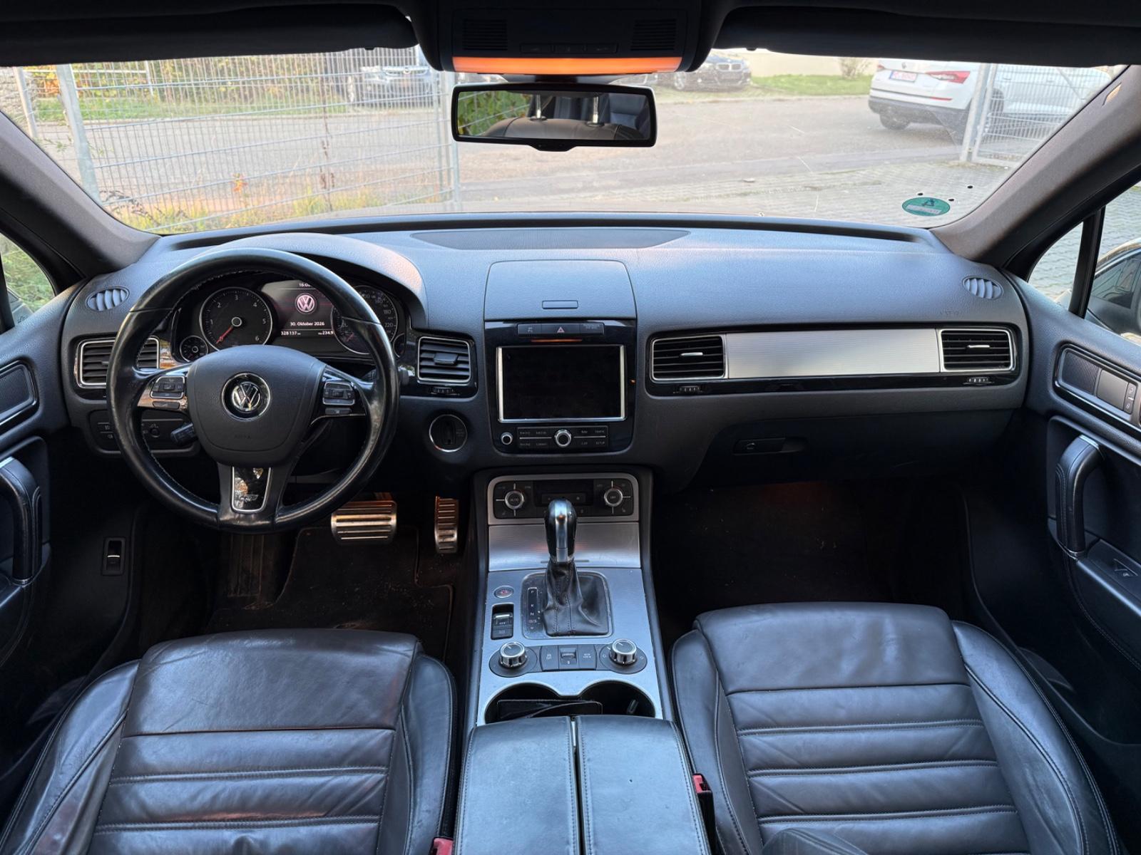 Volkswagen Touareg 2012 — photo 12