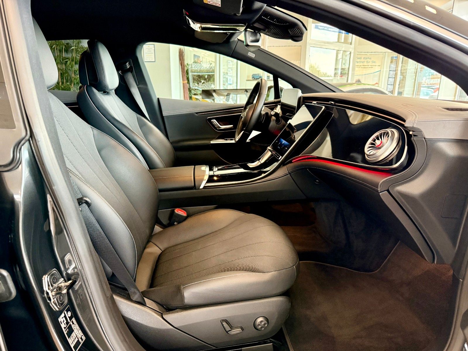 Fahrzeugabbildung Mercedes-Benz EQE 300 Electric Art Advanced/AHK/Kamera/19Zoll