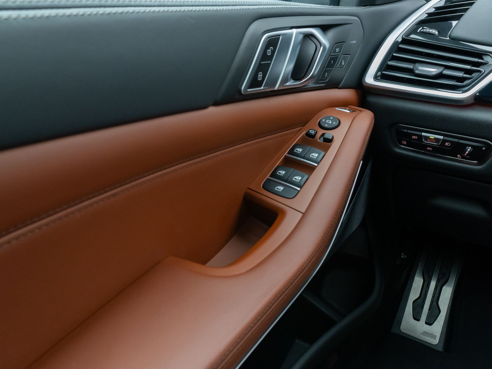 Fahrzeugabbildung BMW X5 xD30d M Sport Panorama Kamera Laser HUD HiFi