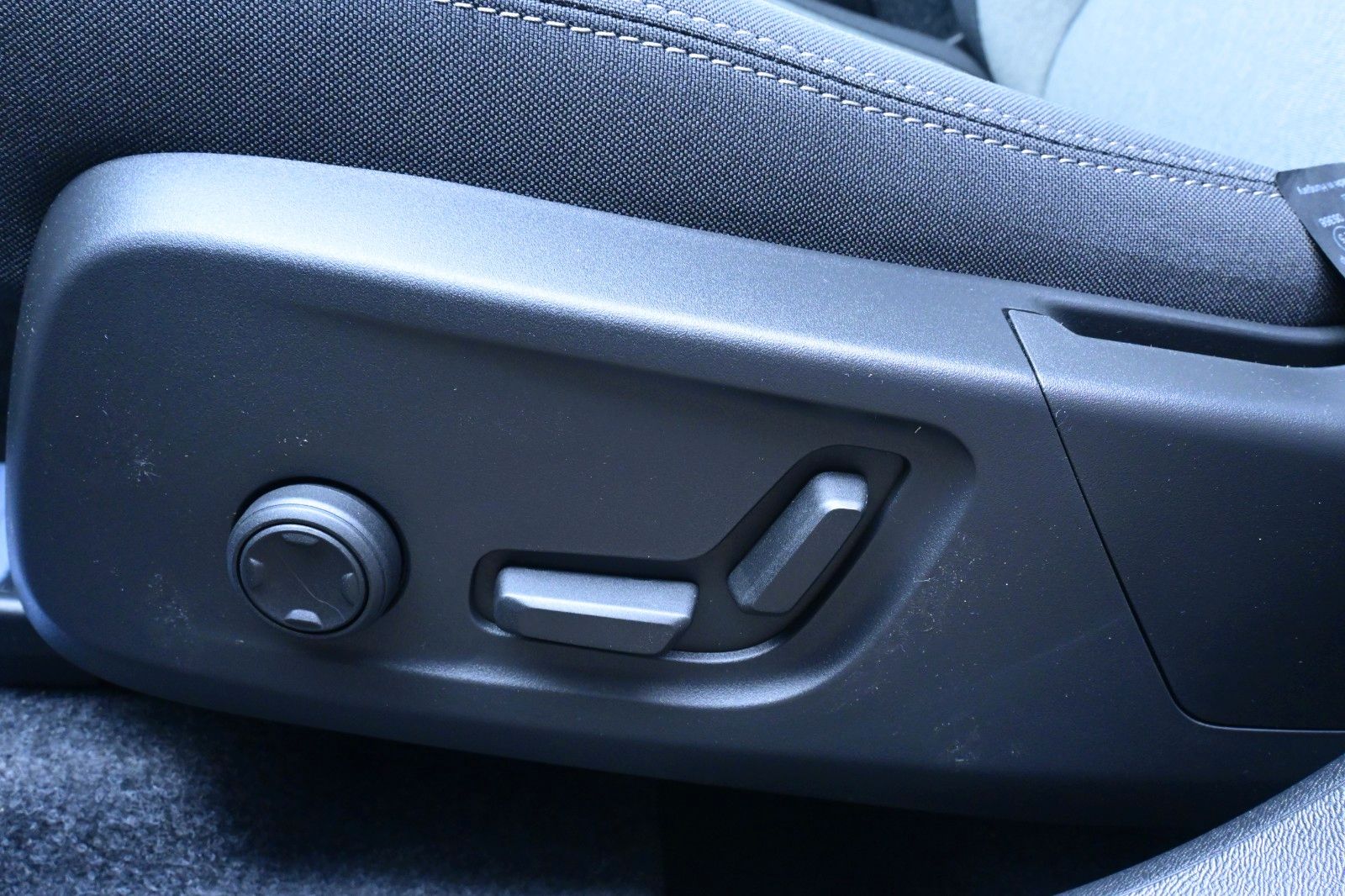 Fahrzeugabbildung Volvo XC40 B3 DKG Plus Black Edition*FSHZG*360*ACC*AHK