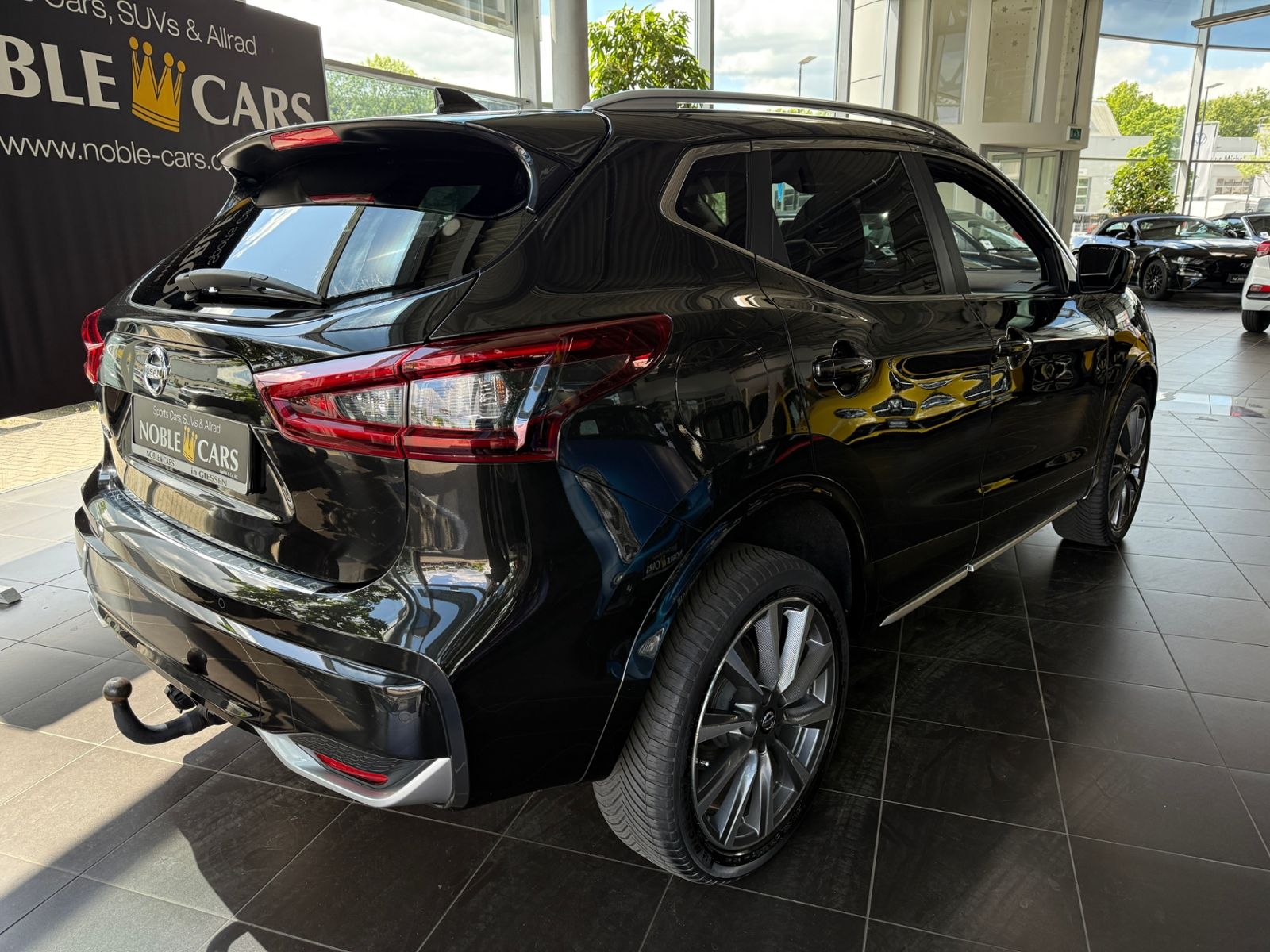 Fahrzeugabbildung Nissan Qashqai Tekna+ 4x4 PANO RFK ACC NAVI
