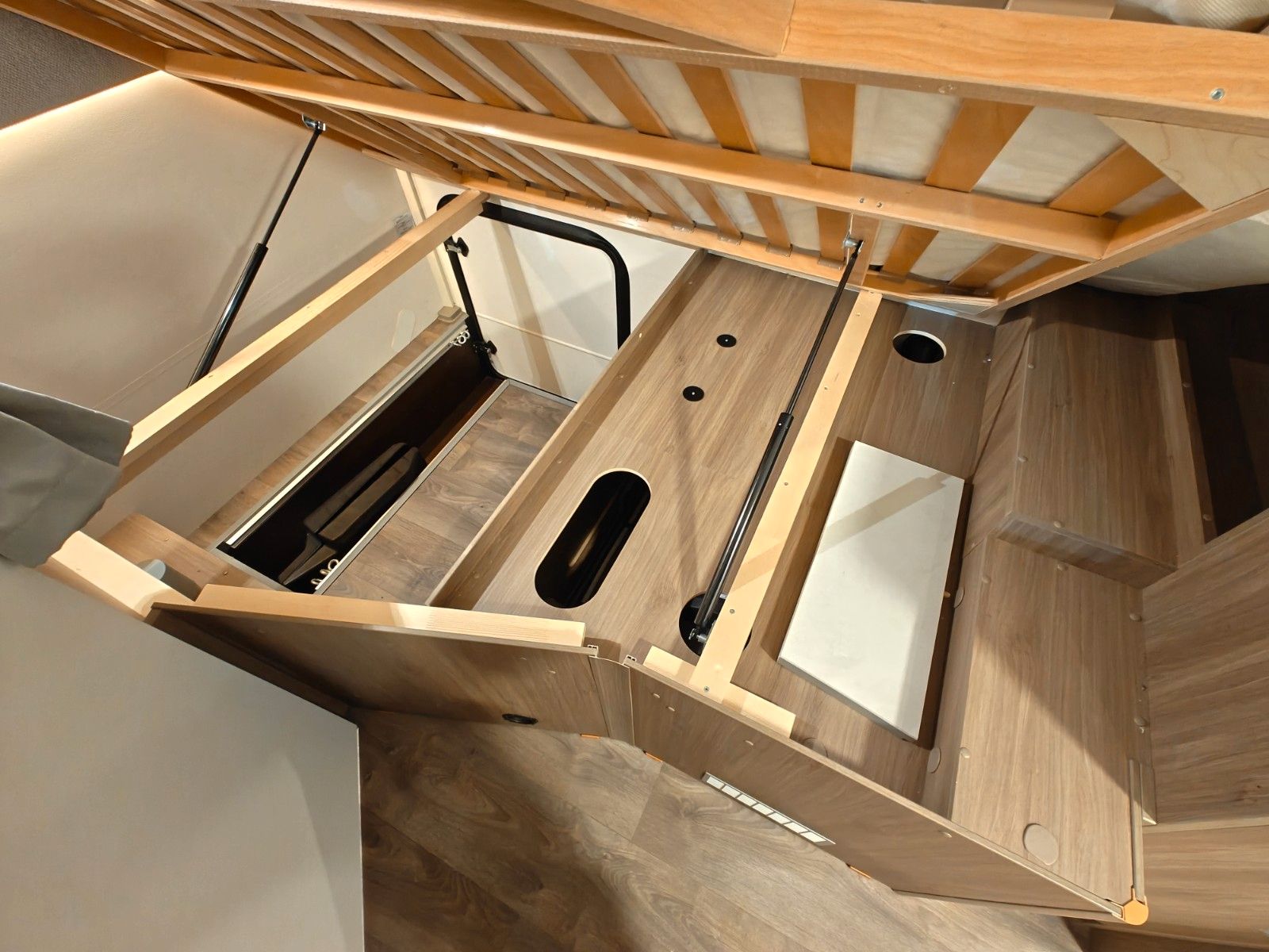 Fahrzeugabbildung Carado T-135 - SAT, TV, 2x Batterie, Solar, Automatik!