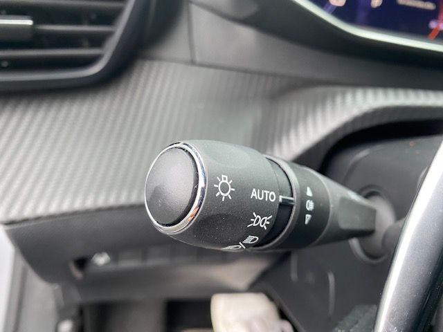 Fahrzeugabbildung Peugeot 208 GT MildHybrid 145 e-DSC6