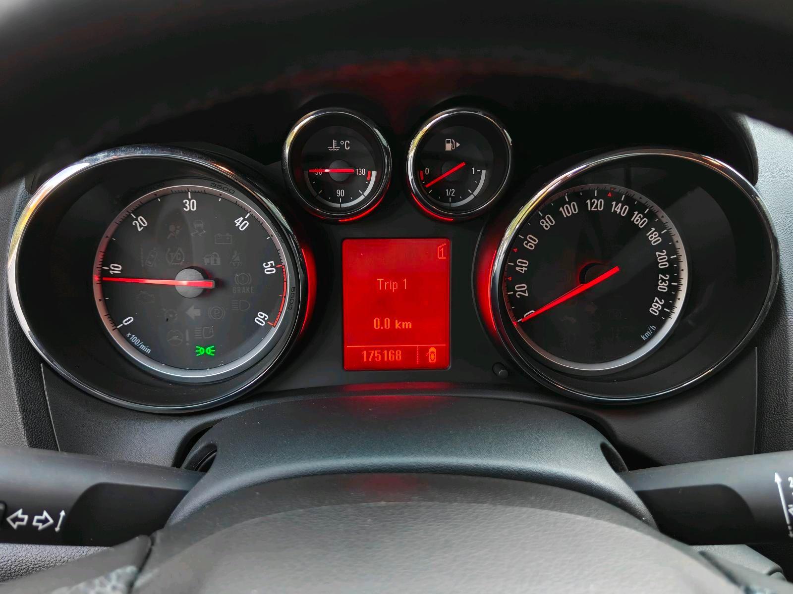 Opel Astra 2011 — photo 5