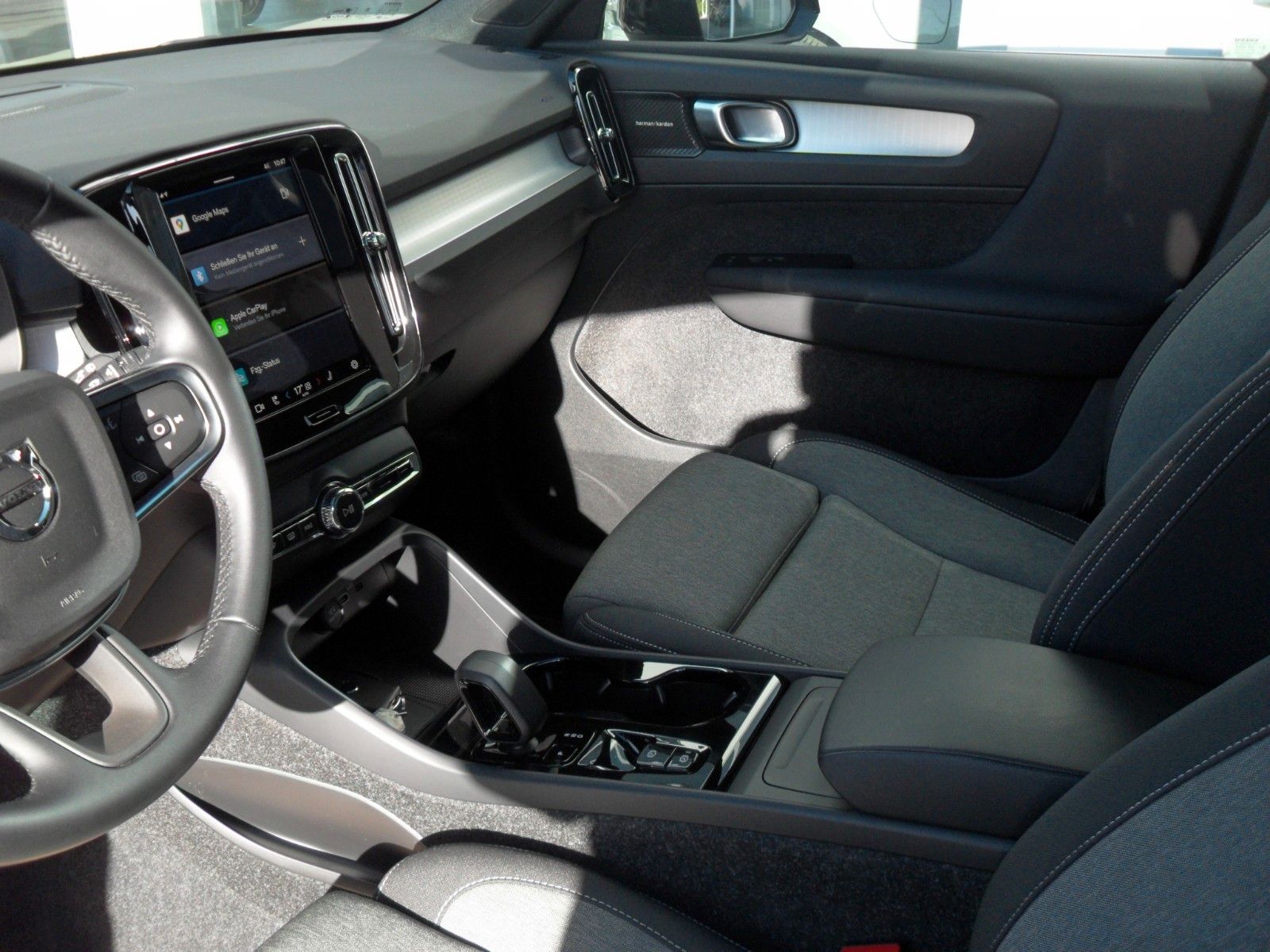 Fahrzeugabbildung Volvo XC 40 B3 Plus Black Edition | 360° | Panor.