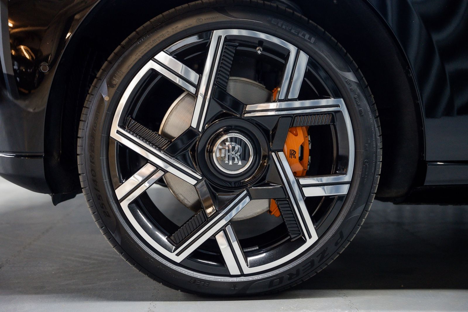 Fahrzeugabbildung Rolls-Royce Cullinan Black Badge 4Seats Starlight 2025 FULL