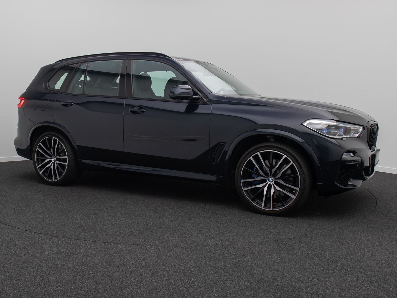 Fahrzeugabbildung BMW X5 M50i Panorama Laser Kamera HUD H/K AHK 22Zoll