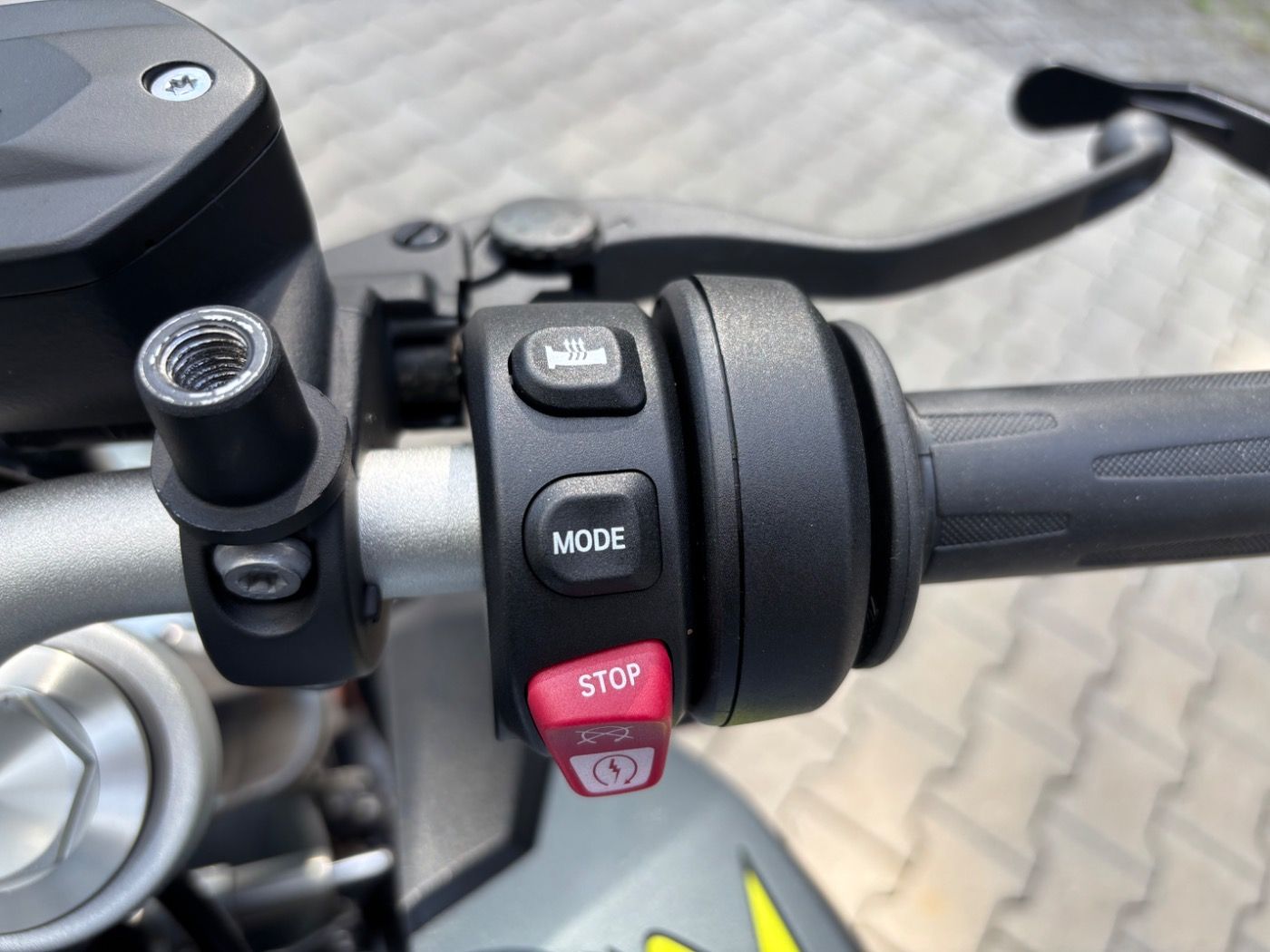 Fahrzeugabbildung BMW F 900 R kurzer Kennzeichenhalter, Lenkerendspieg
