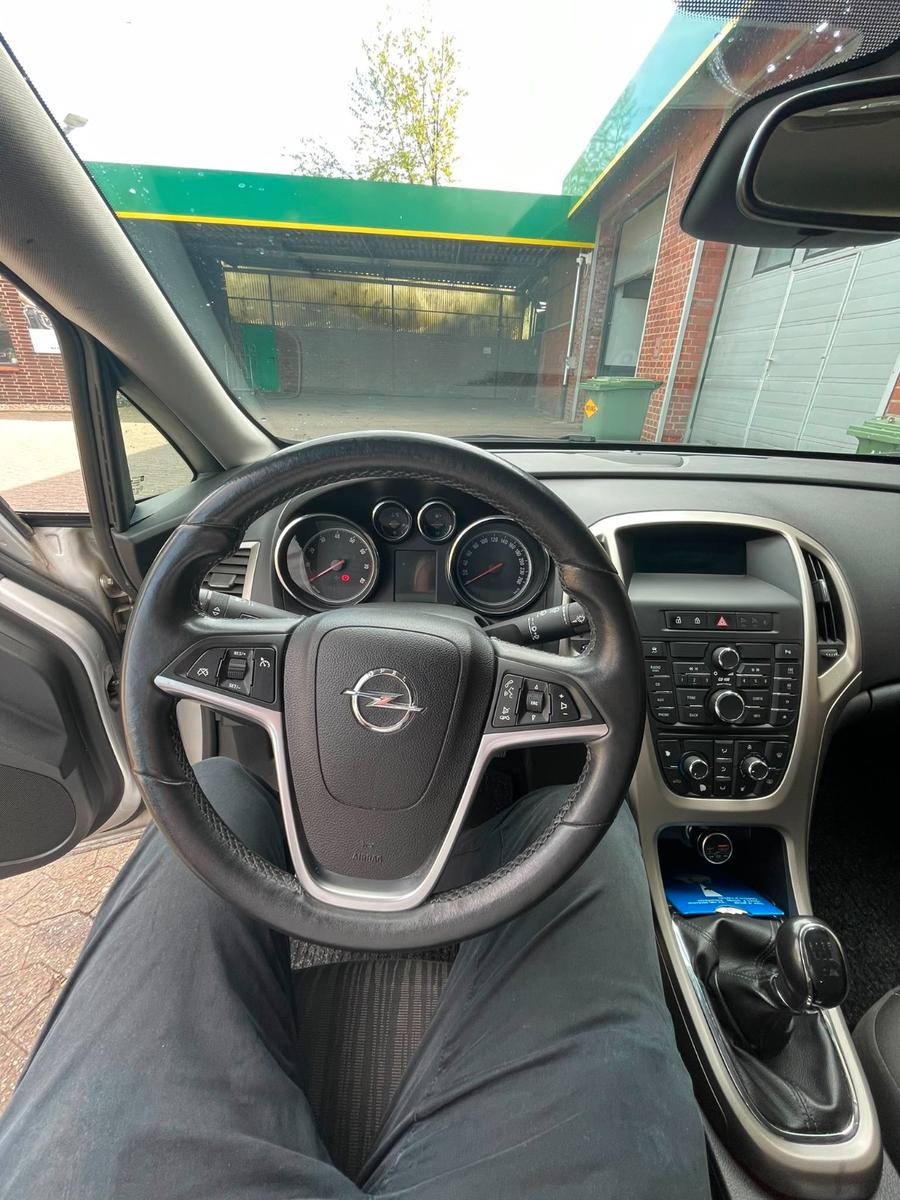 Opel Astra 2011 — photo 5