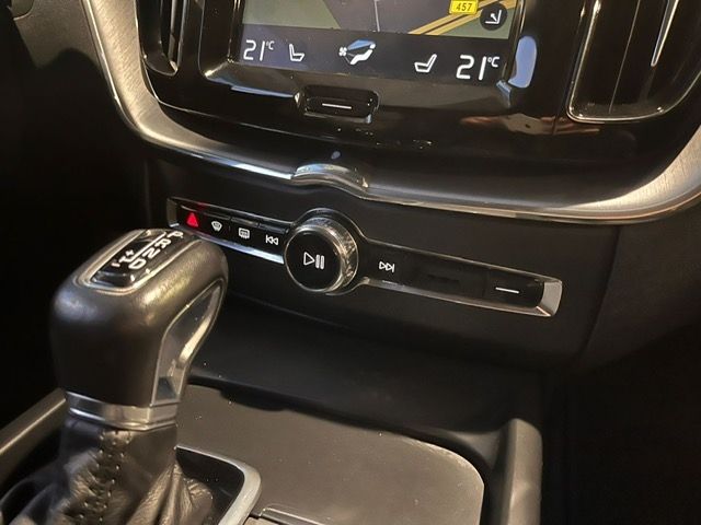 Fahrzeugabbildung Volvo XC60 Momentum Pro 2WD NAVI LEDER ALU