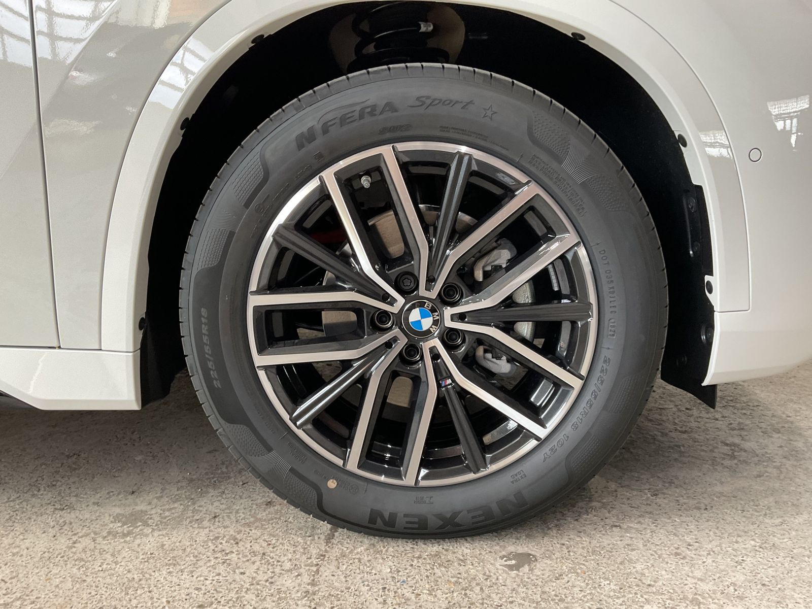 Fahrzeugeinzelansicht 17 Fahrzeugabbildung BMW iX1 eDrive20 |Head-Up Display |AHK |Komfortzugan