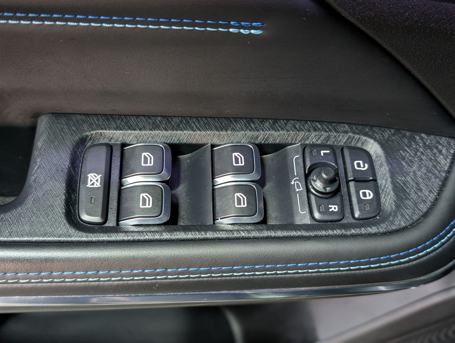 Fahrzeugabbildung Lynk&Co 01 1.5 T HEV ACC PANO APP LED KAM MEMO SHZ 24TKM