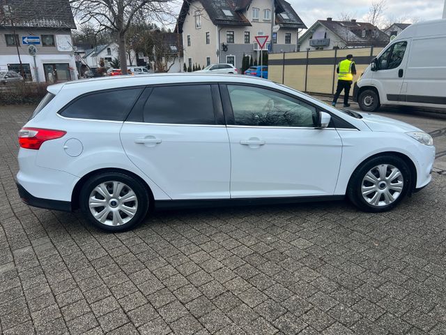 Ford Focus Turnier Titanium,Bi-Xenon,Navi,Autom.