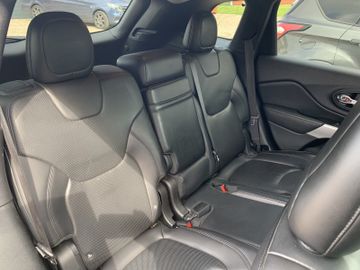Jeep Cherokee - 4