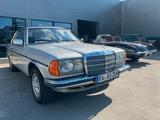 Mercedes-Benz 230C Coupe, Schiebedach, Barockfelgen - Mercedes-Benz 230 mit Benzin-Antrieb: Coupé