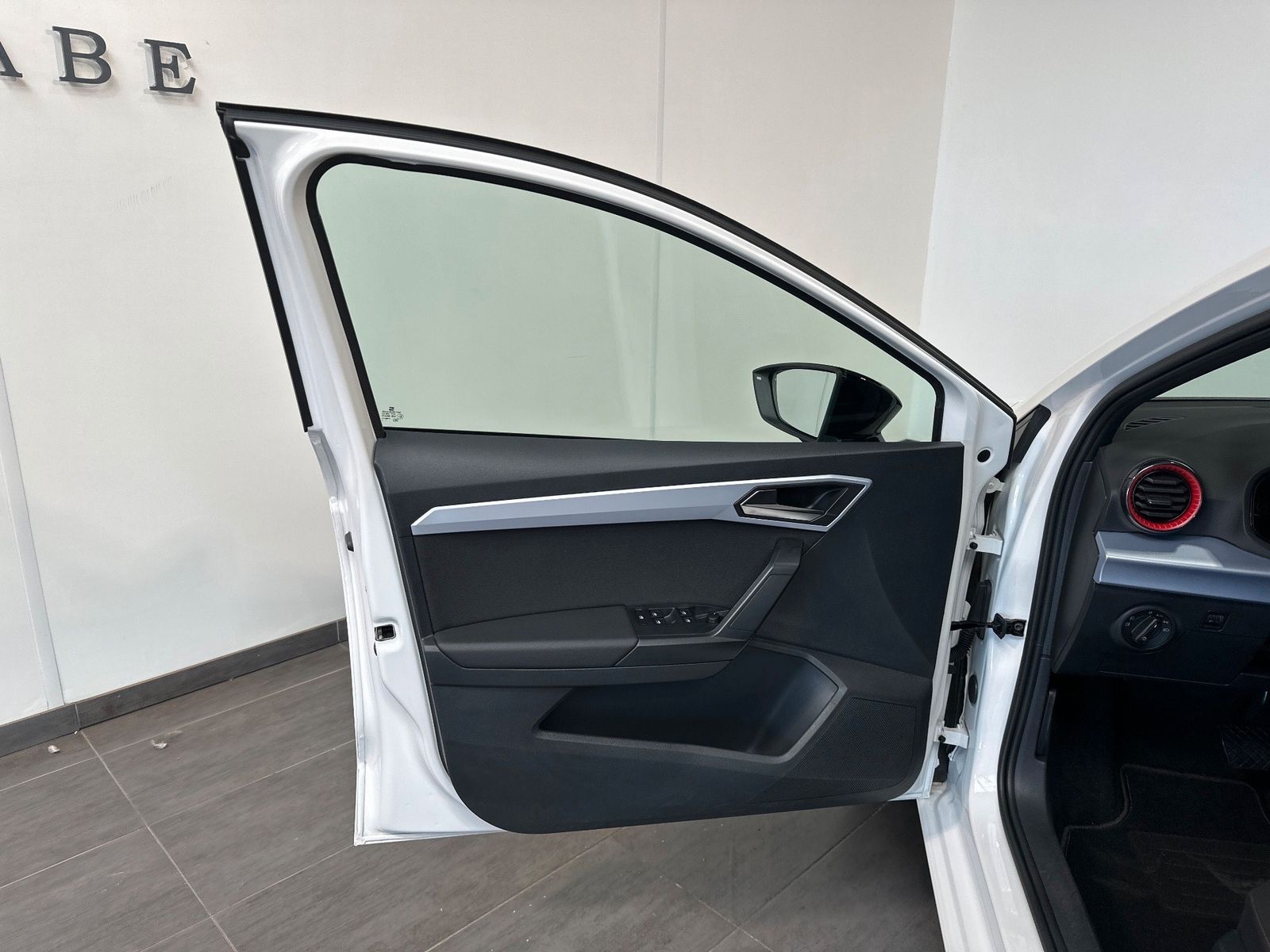 Fahrzeugabbildung SEAT Ibiza FR 1.0 TSI DSG NAV+LED+PDC+DAB+GANZJAHRES
