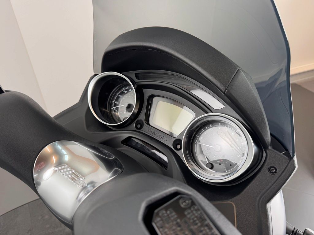 Fahrzeugabbildung Piaggio MP3 300 HPE *SERVICE NEU *TOPCASE