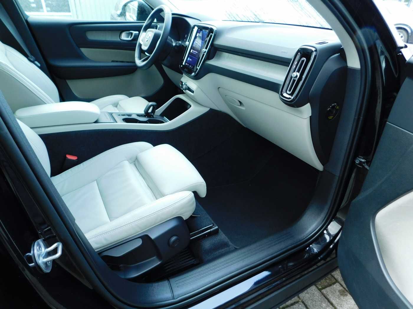 Fahrzeugabbildung Volvo XC40 B3 Core 'Leder, Sitzheizung'
