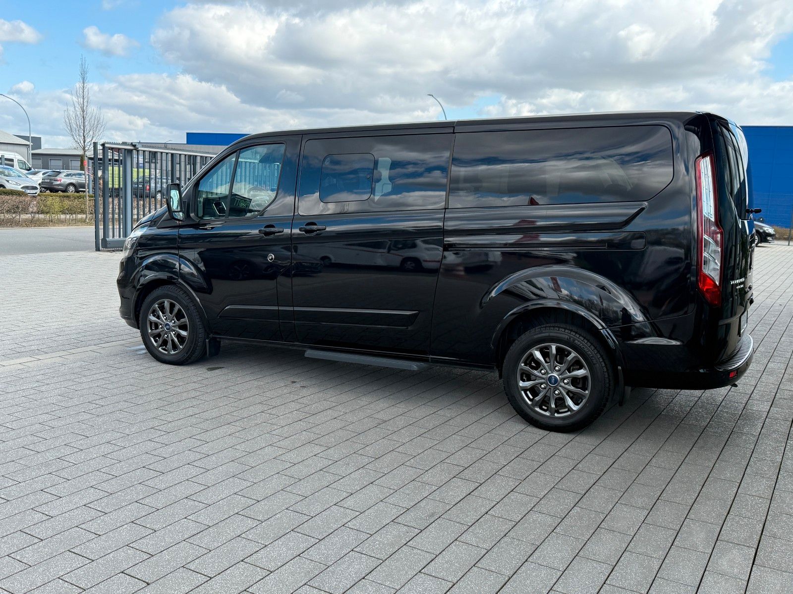 Fahrzeugabbildung Ford Transit/Tourneo Custom Kombi 320 L2 Tourneo Tita