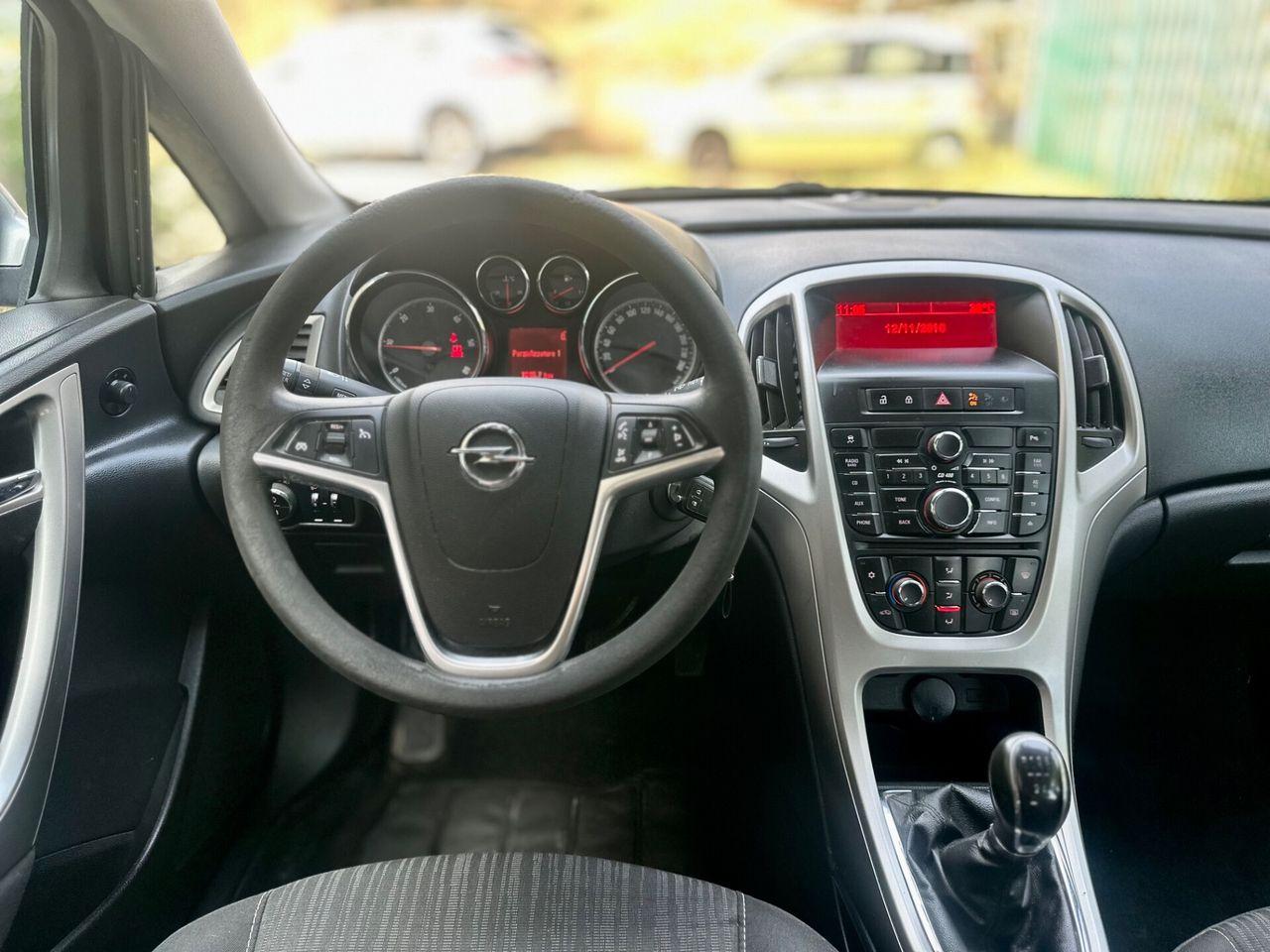 Opel Astra 2011 — photo 14