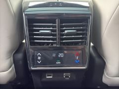Fahrzeugabbildung DS Automobiles DS 7 BlueHDI 130 EAT8 Étoile Opera Hellgrau