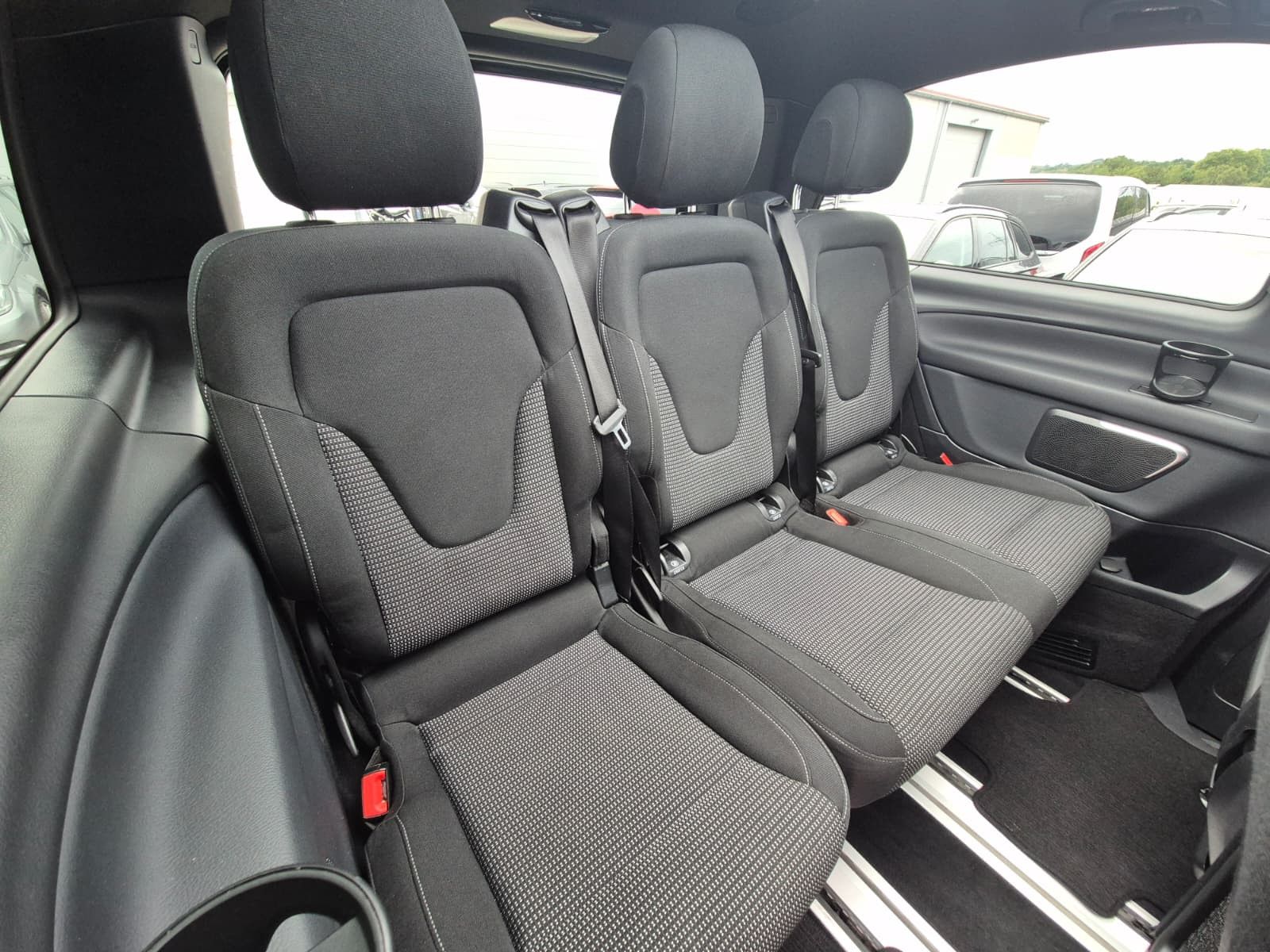 Fahrzeugabbildung Mercedes-Benz V 300 d 4MATIC lang AMG PANO*Mittelkonsole*AHK