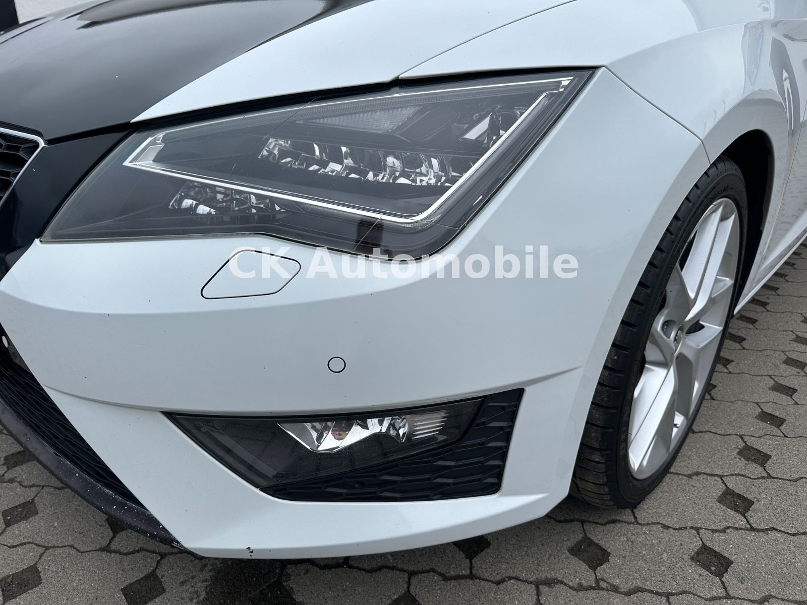 Fahrzeugabbildung SEAT Leon FR 2.0 TDI/Navi/LED/Alcantara/SHZ/PDC