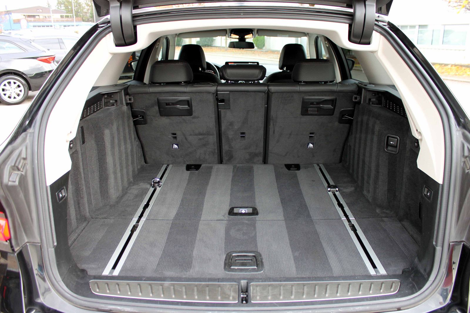 Fahrzeugabbildung BMW 530d xDrive Touring ACC LED HUD KAM BT NAV AMBI