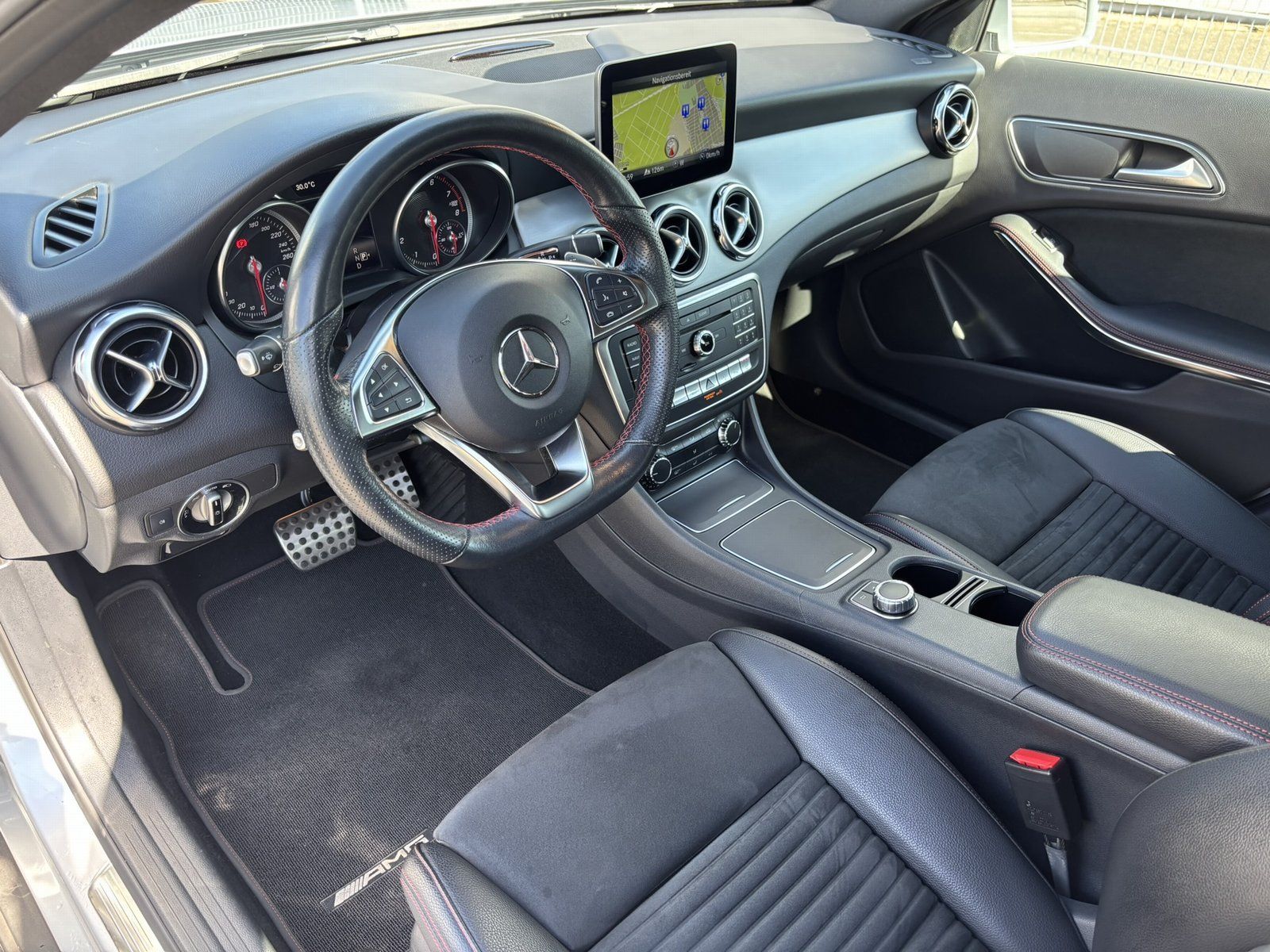 Fahrzeugabbildung Mercedes-Benz GLA 200 AMG*LED*DIGITALES-RADIO*NAVI*CD-PLAYER*