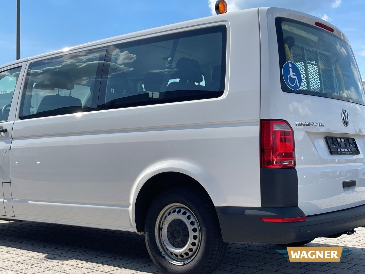 Fahrzeugabbildung Volkswagen T6 Kombi lang 9 Sitzer Rampe Klimaanlage