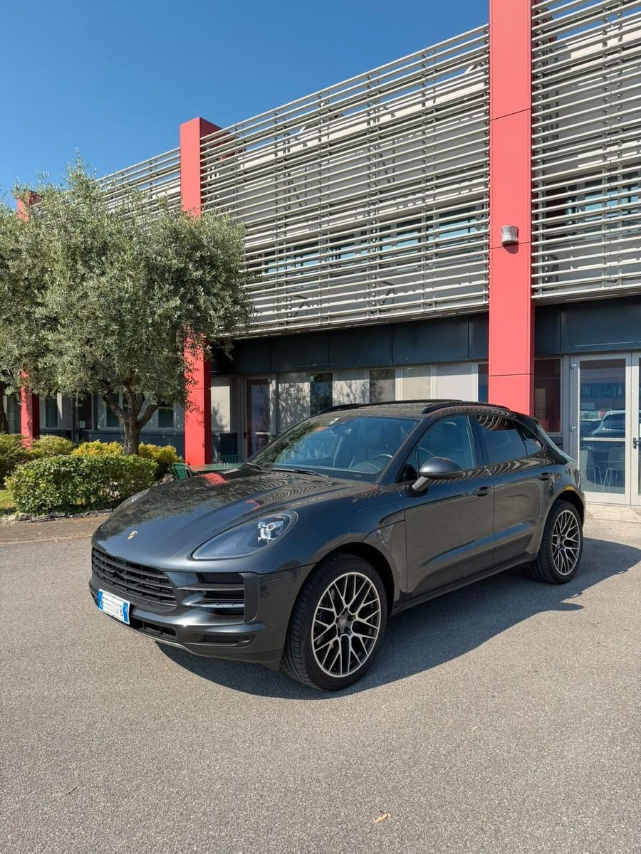 PORSCHE Macan