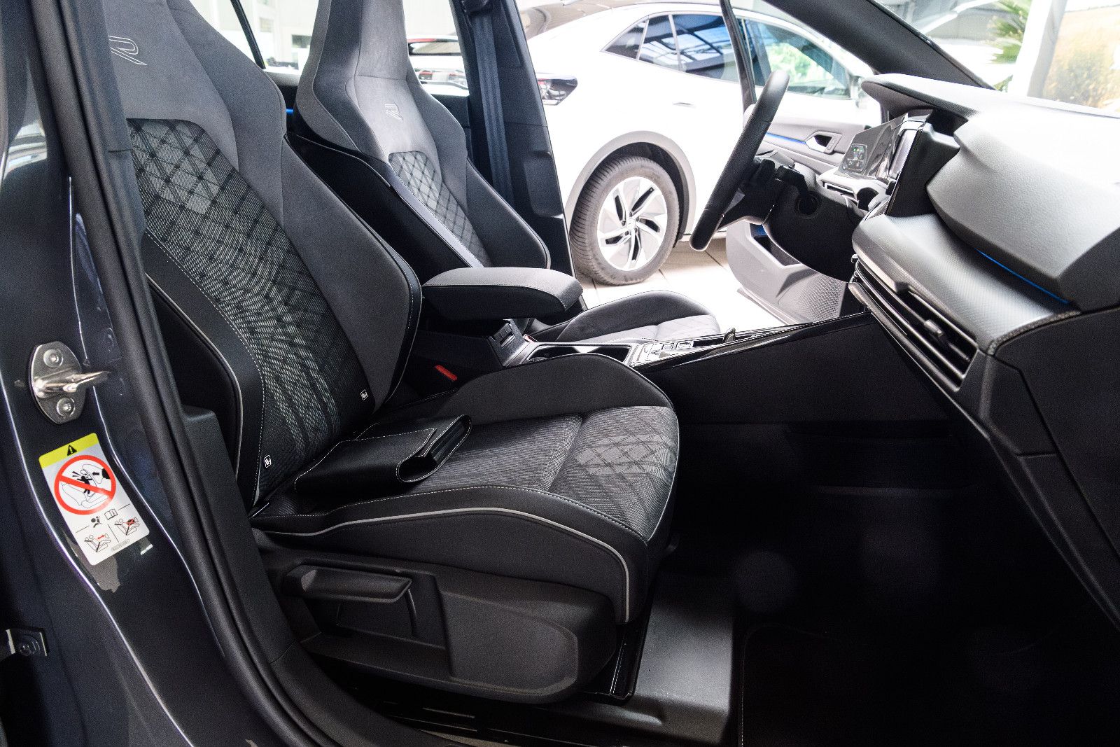 Fahrzeugabbildung Volkswagen Golf VIII R-Line +Led +Keyless+We Connect Plus