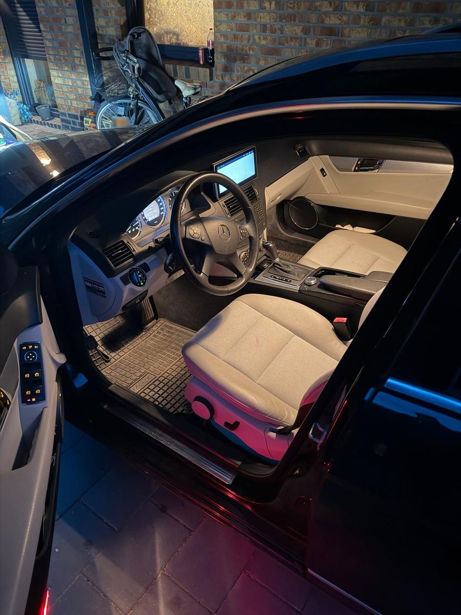 Mercedes-Benz C320 2008 — салон
