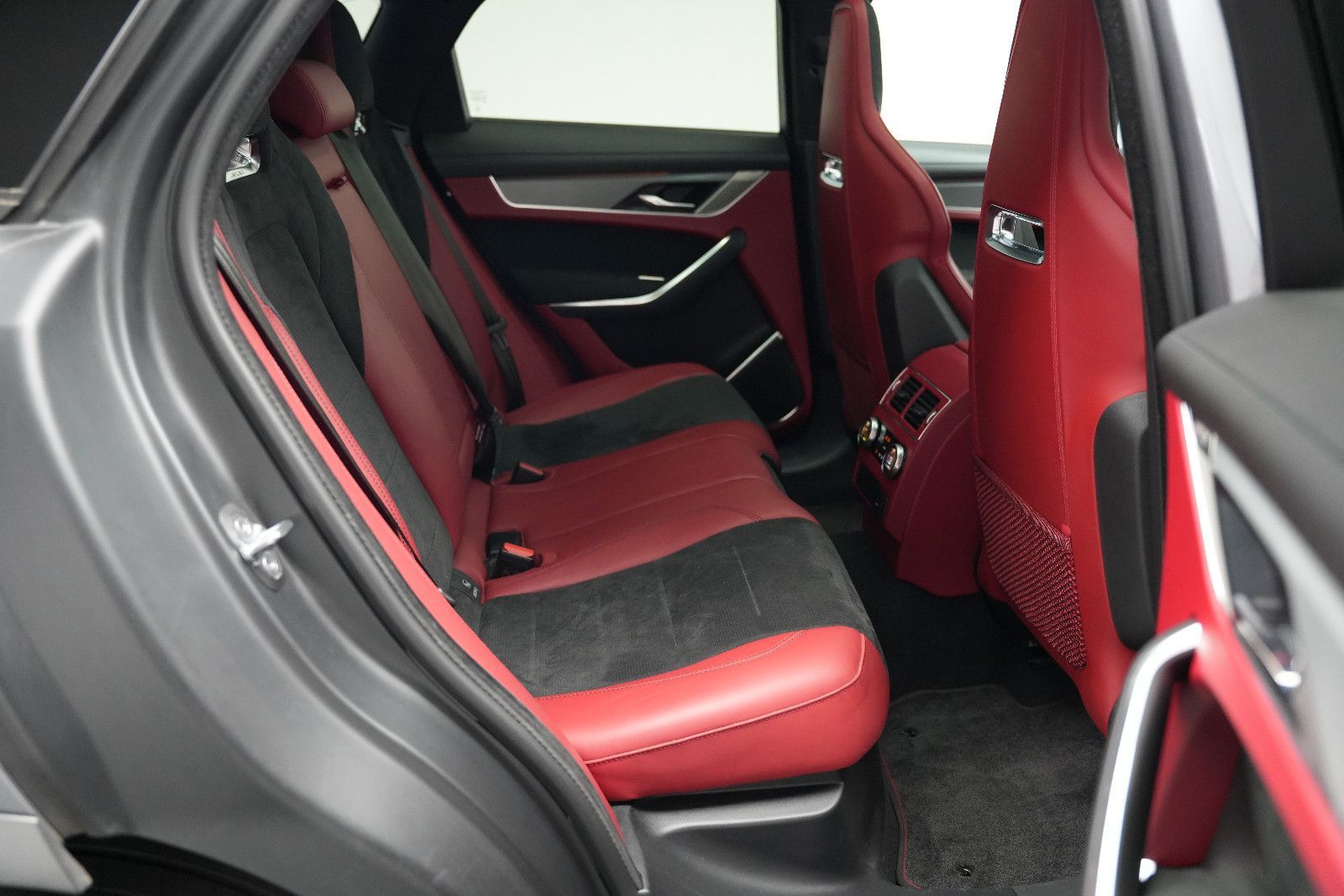 Fahrzeugabbildung Jaguar F-Pace F-PACE SVR /PANO/MERIDIAN/HUD/360°KAM/MEM