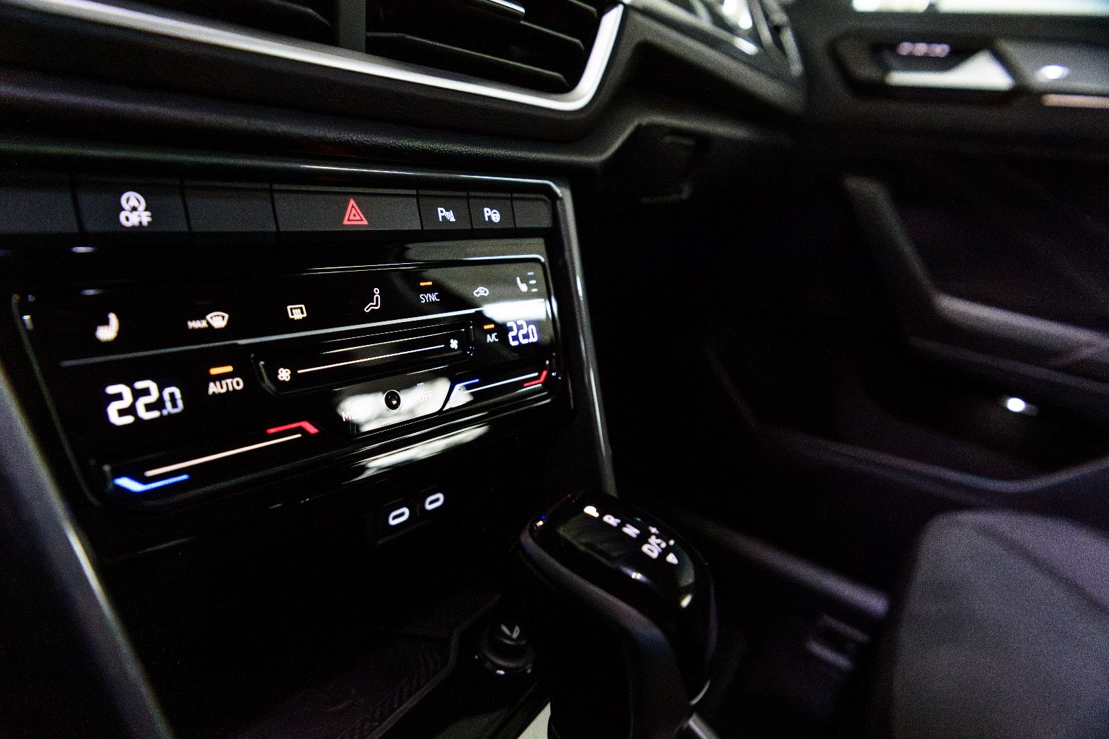 Fahrzeugabbildung Volkswagen T-Roc Style 1.5l TSI DSG +Navi +AHK +ACC +LED