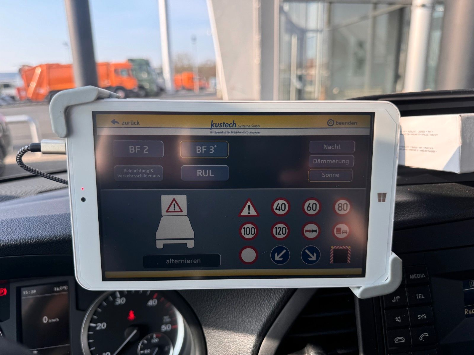 Fahrzeugabbildung Mercedes-Benz Vito 111 CDI Tourer Begleitfahrzeug BF3+ / WVZ