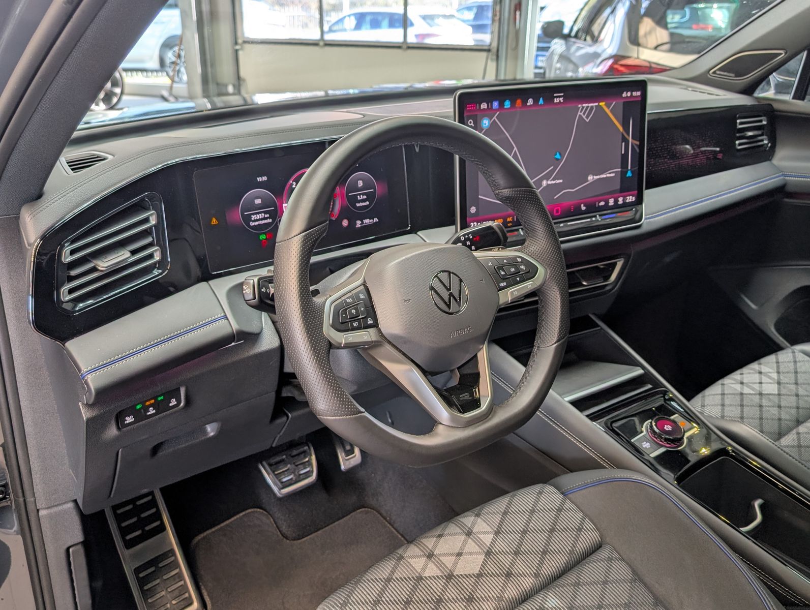 Fahrzeugabbildung Volkswagen Tiguan 2.0TDI R-Line 4M Pano H/K AHK Matrix 20"