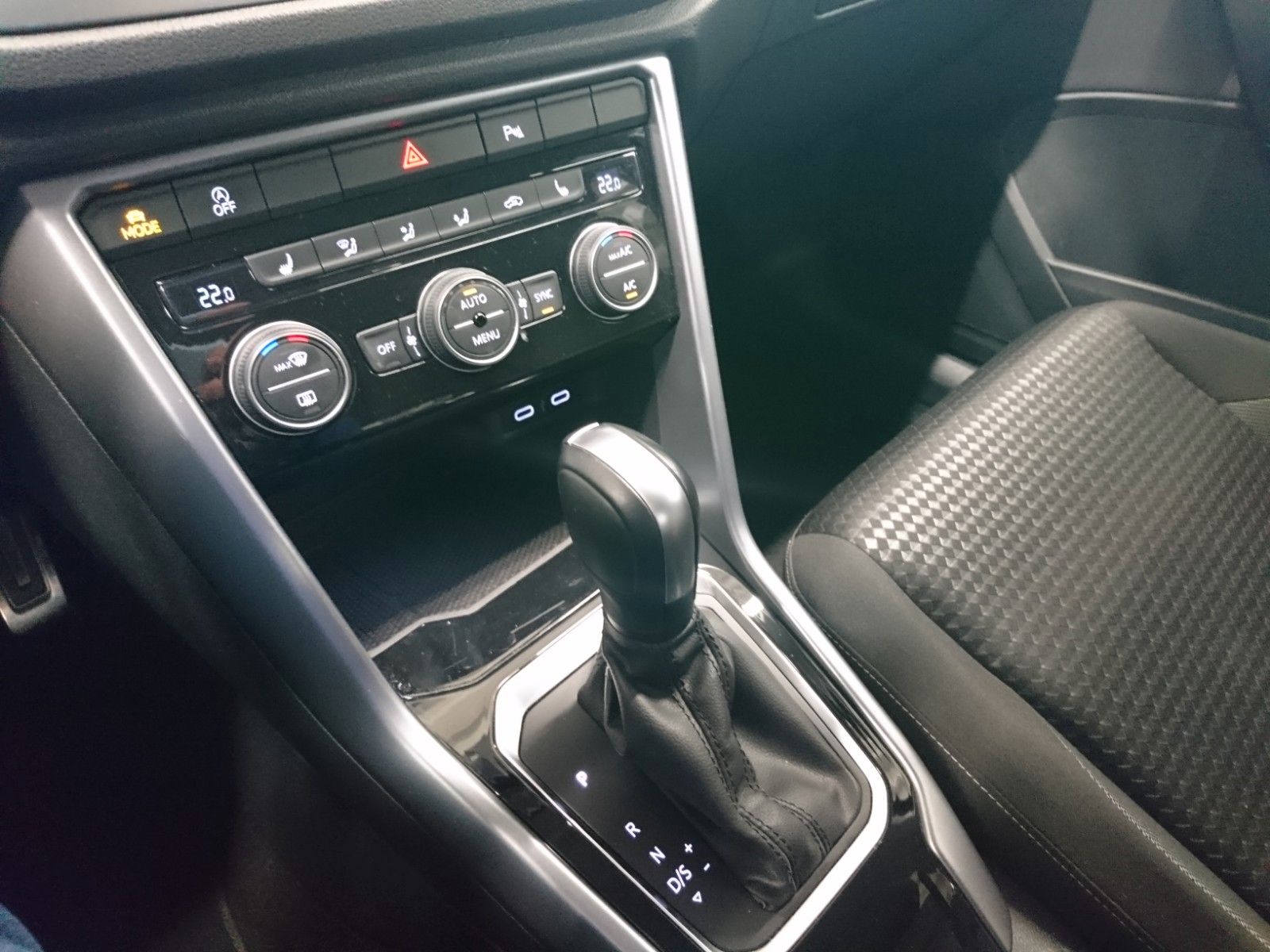 Fahrzeugabbildung Volkswagen T-Roc 2.0 TDI 7-DSG Active NAVI 17"AluPDC
