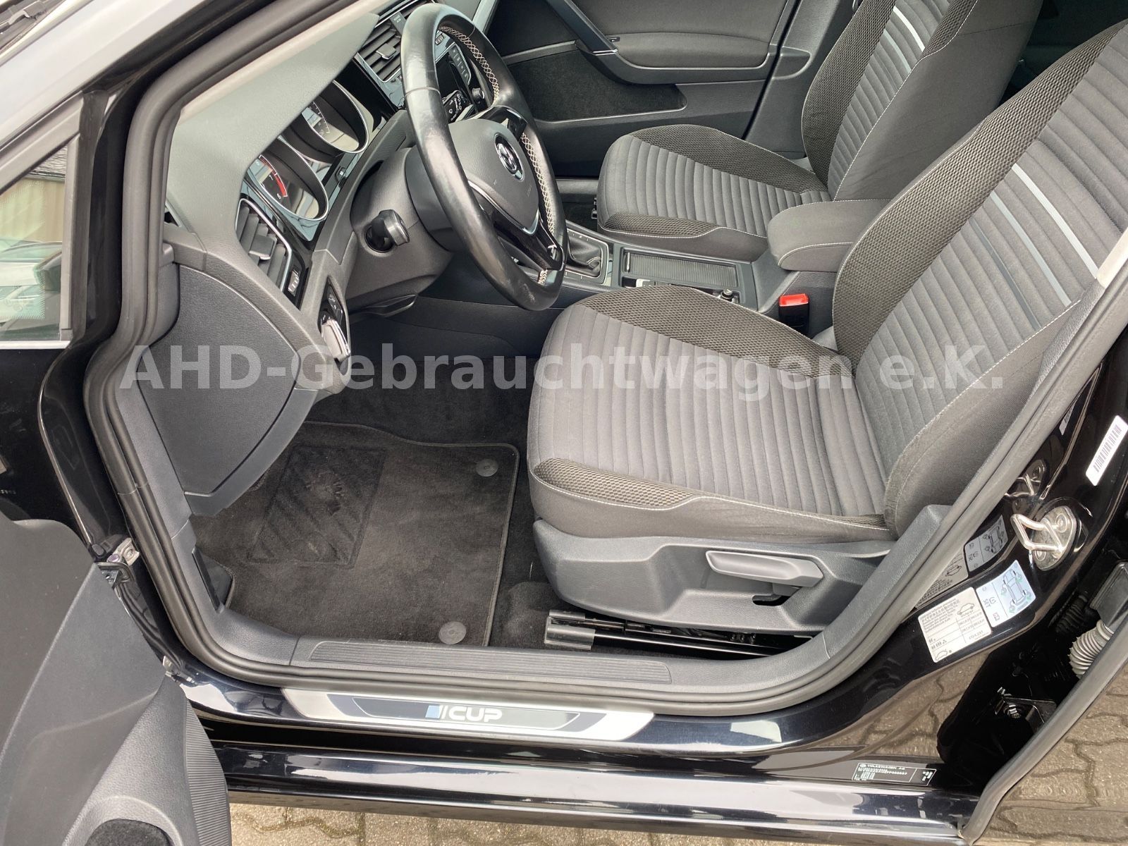 Fahrzeugabbildung Volkswagen Golf VII 1.2 TSI Limousine " Sondermodell Cup "