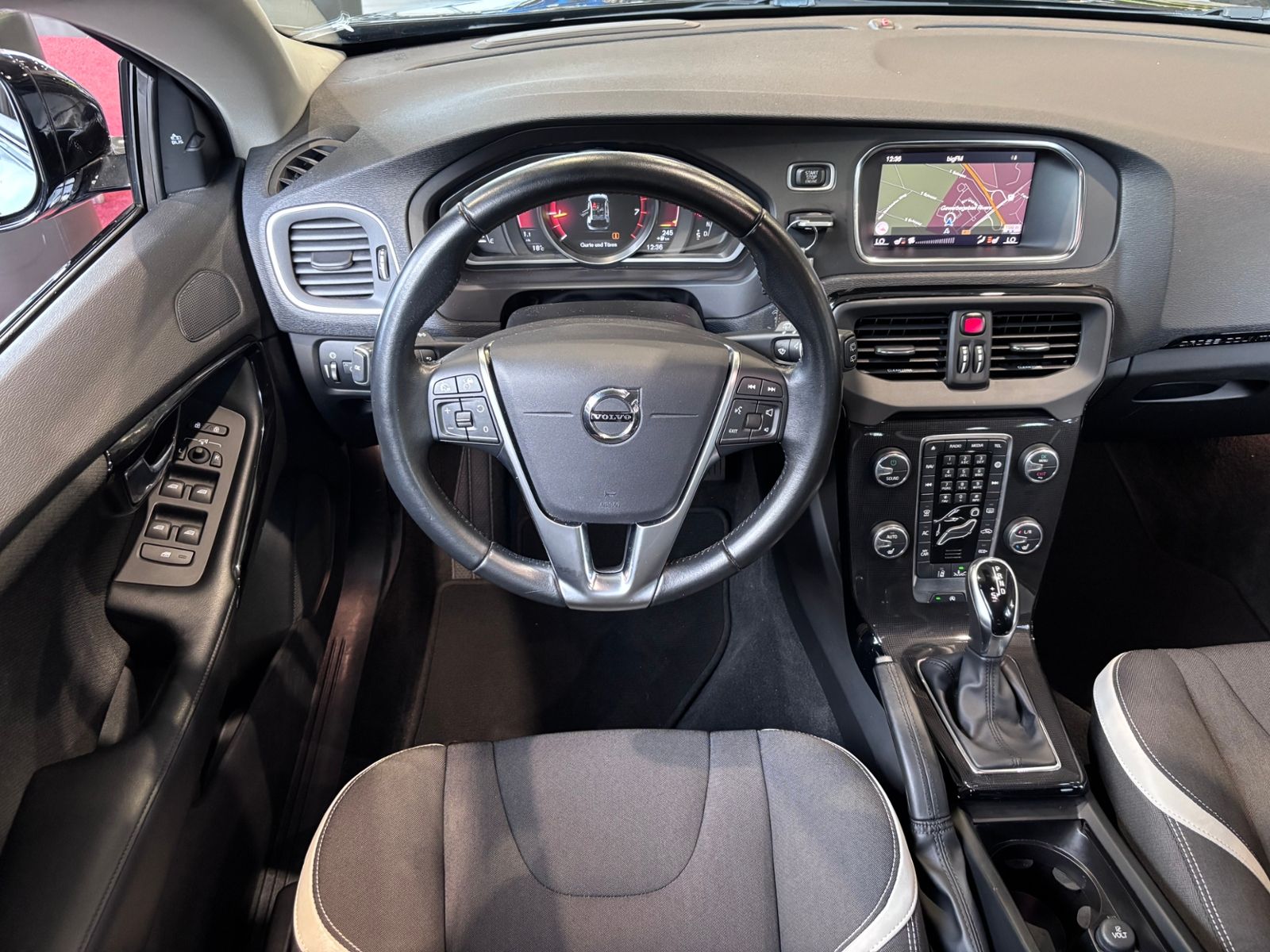 Fahrzeugabbildung Volvo V40 Cross Country Momentum LED NAVI ALU