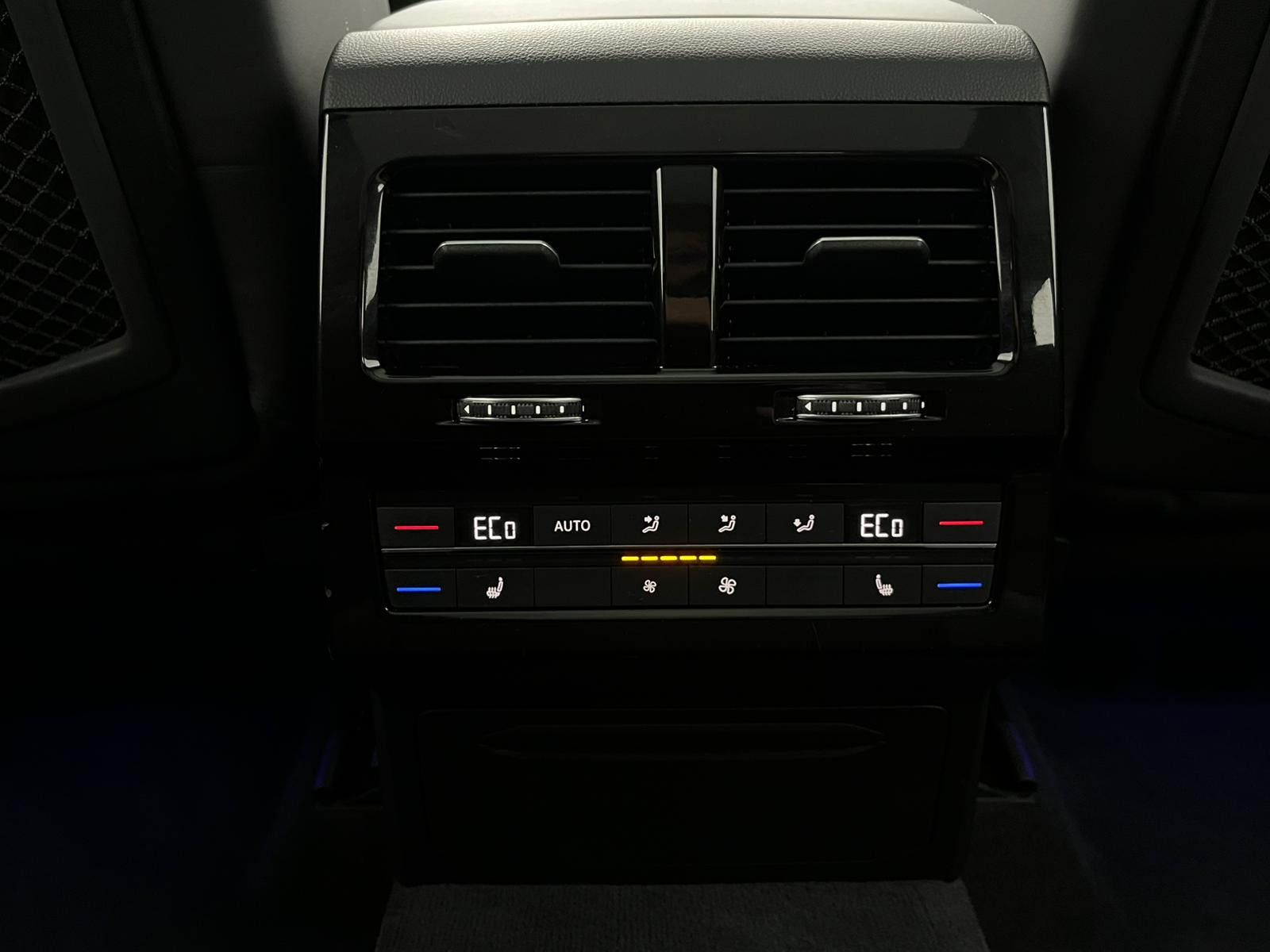 Fahrzeugabbildung Volkswagen Touareg 3.0TDI 4M R-Line VOLL Black 22" UPE 114T