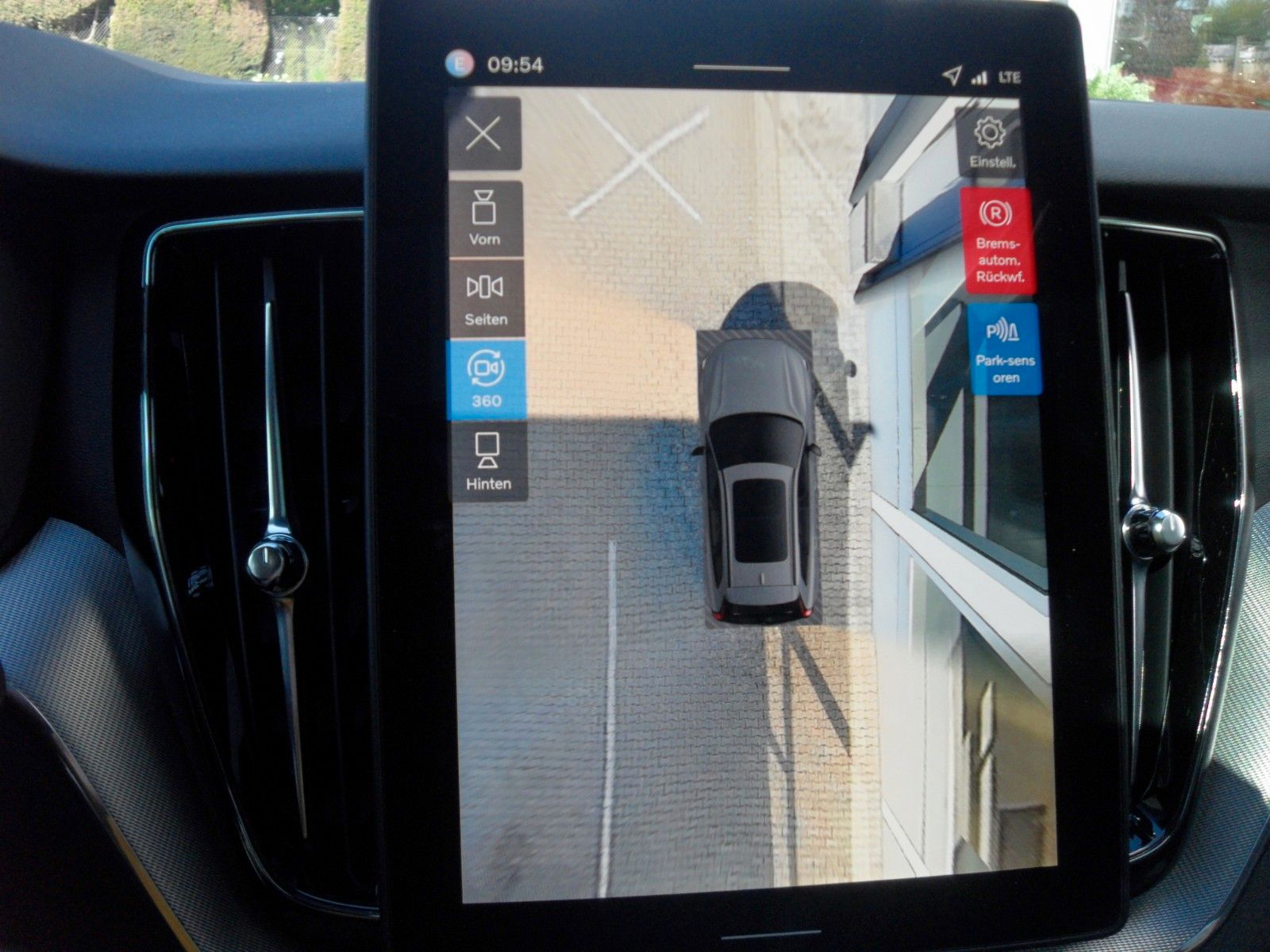 Fahrzeugabbildung Volvo XC 60 B5 Plus Black Edition AWD | Luftfederung