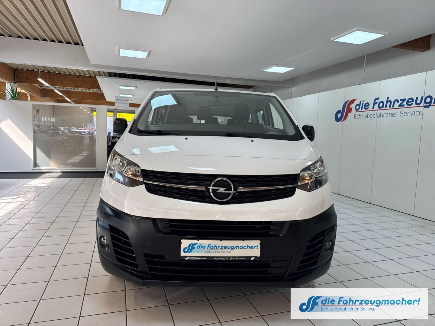 Fahrzeugabbildung Opel Vivaro Kombi L 1.5 D EU6d-T Apple CarPlay Androi