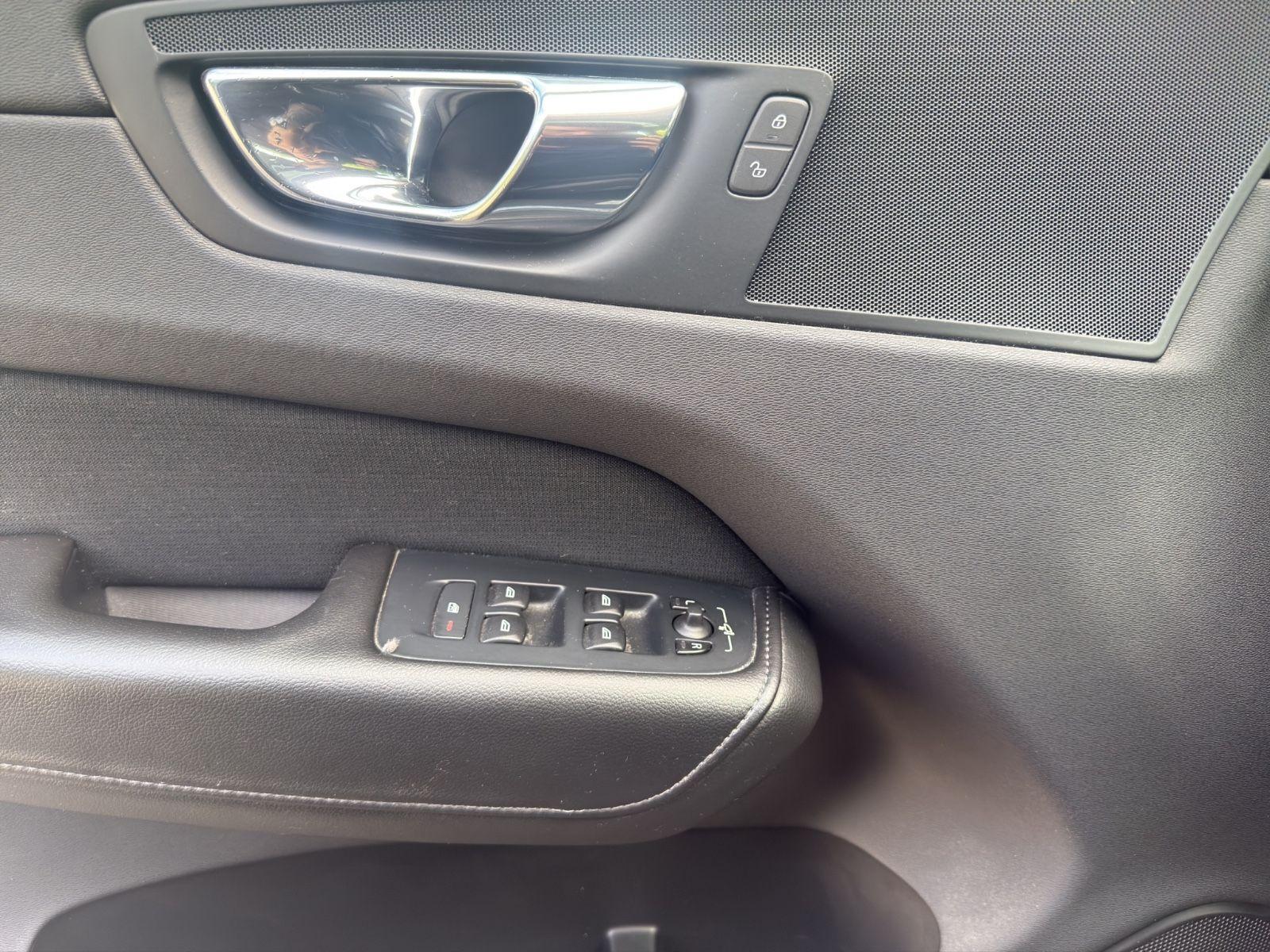 Volvo XC 60 Momentum AWD|1.HAND|SCHECKHEFT|PANO
