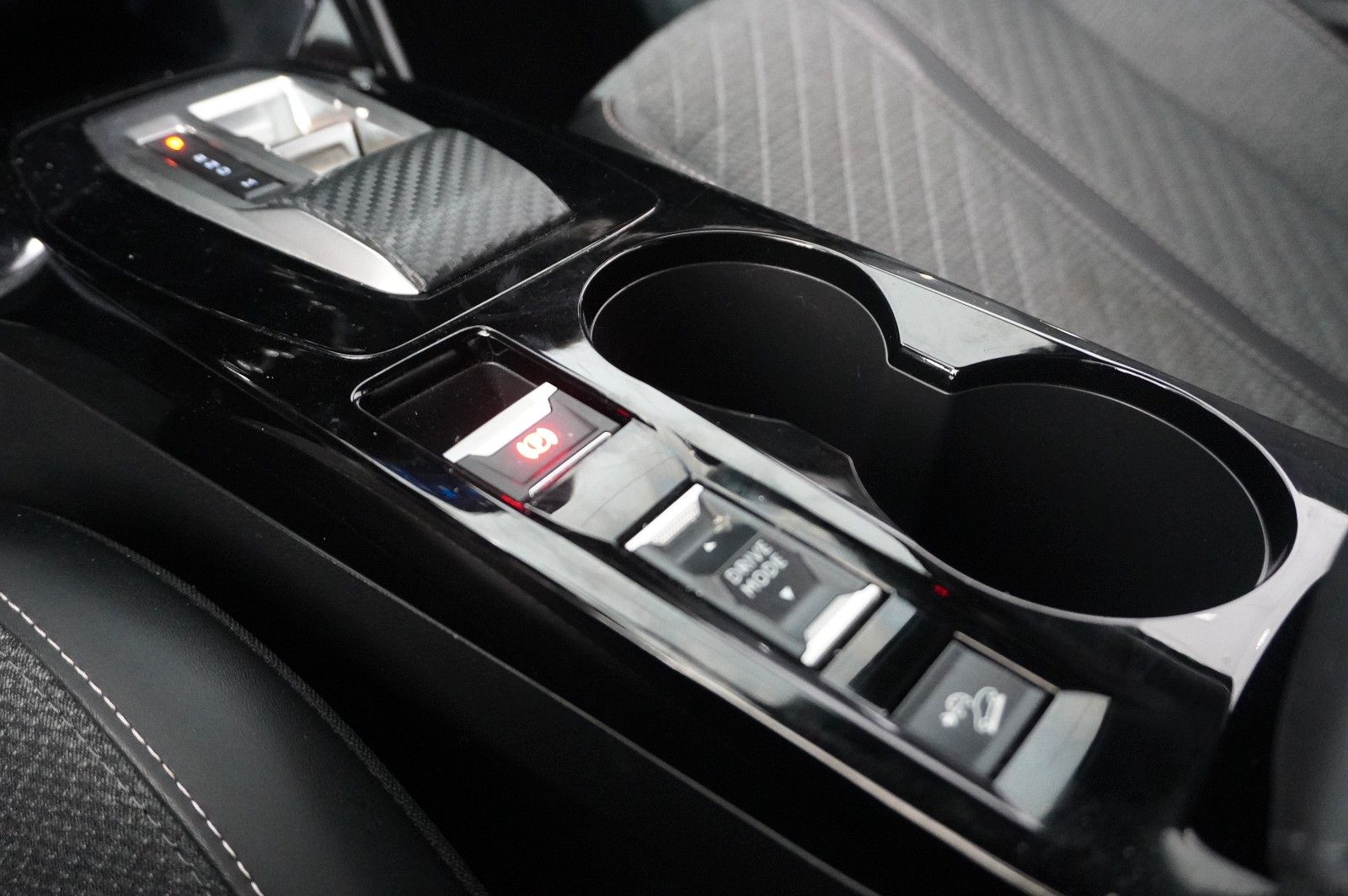 Fahrzeugabbildung Peugeot 2008 1.2 HYBRID ALLURE E-DSC NAVI/LED/SPORT/VIRT